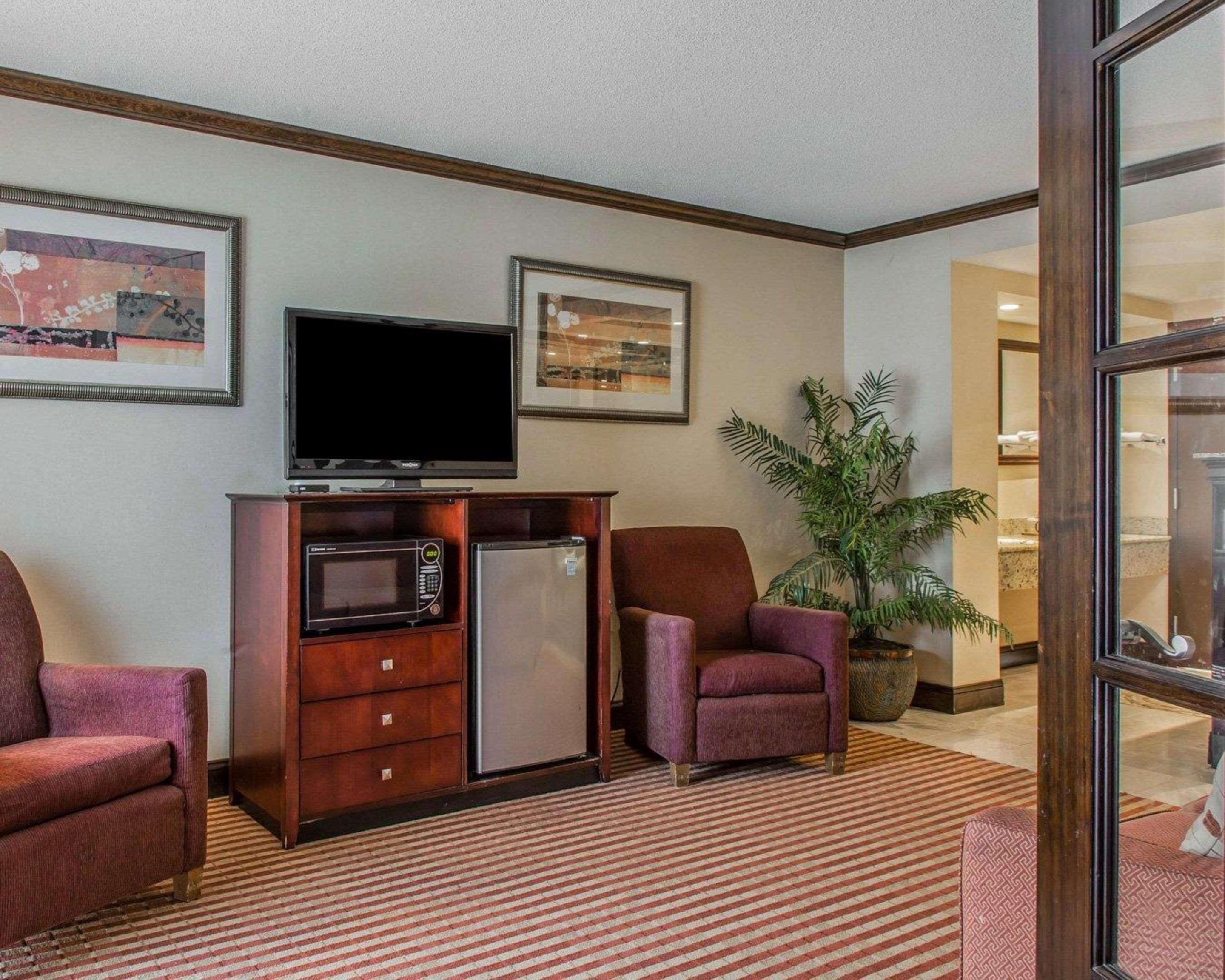 Rodeway Inn & Suites East Windsor Exterior foto